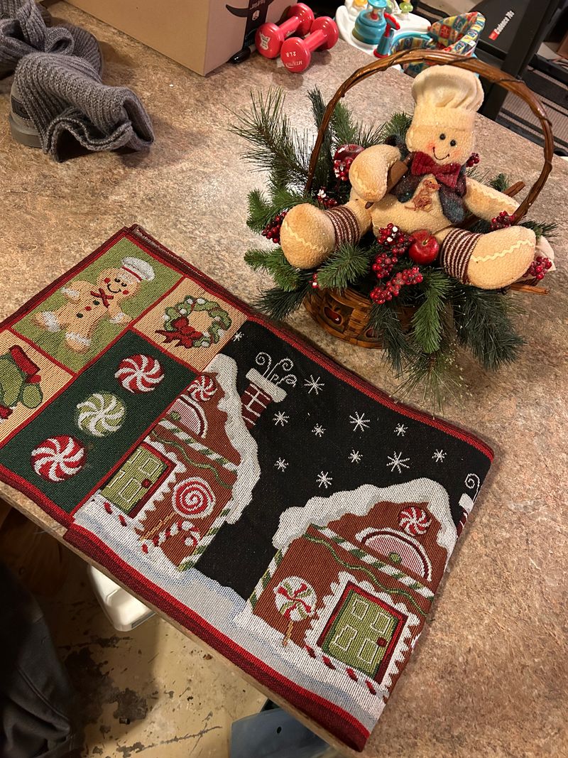 Gingerbread Christmas table runner and gingerbread basket