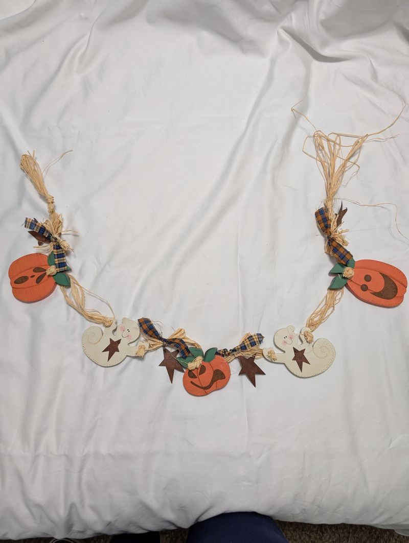 Halloween garland with ghosts & pumpkins Halloween garland w/ ghosts & pumpkins, approx 44