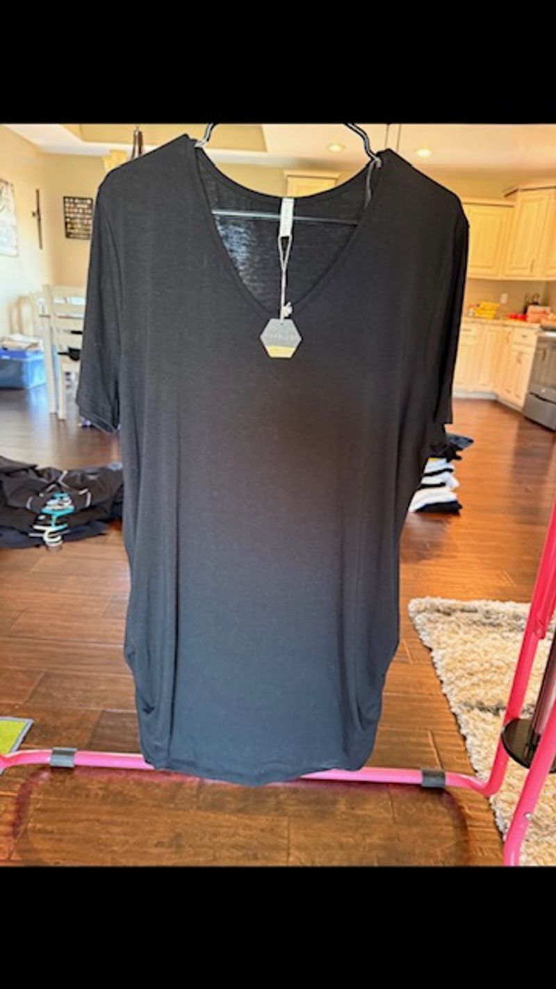 . black tee Women's XXL 18