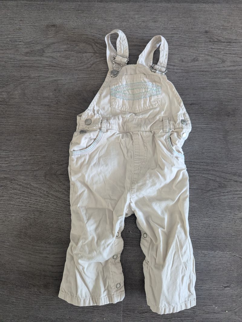 0ld Navy, 12-18m, overalls Khaki overalls that snap down the legs. Details on front chest 12 Months