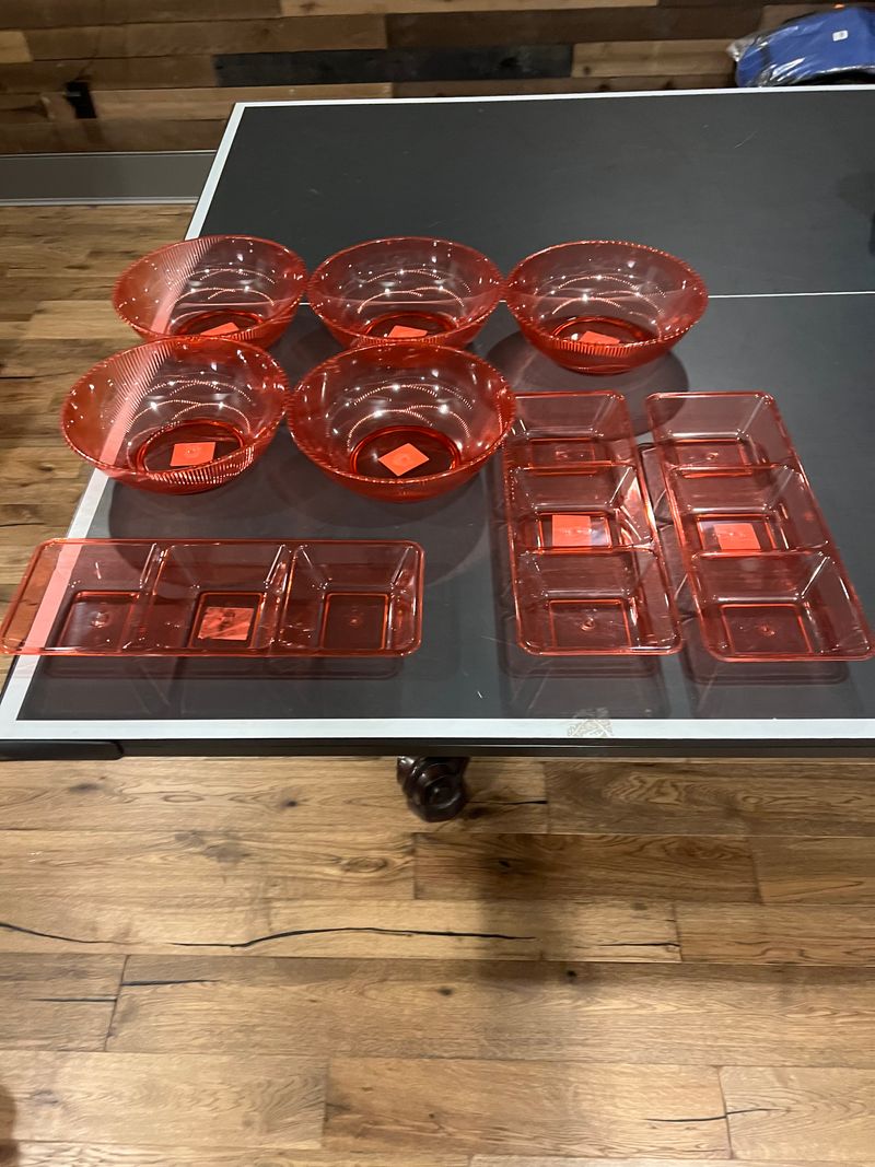 Serving containers/ red lrg bowls & divided 8 serving containers great for Christmas holiday parties