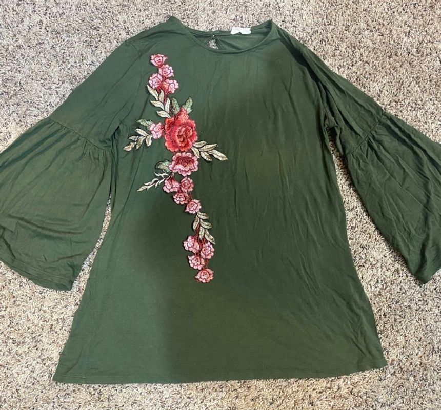1.4.3. Story by Line Up 1.4.3. Story by Line Up Green Graphic Tunic with 3/4 Sleeves Women's - S