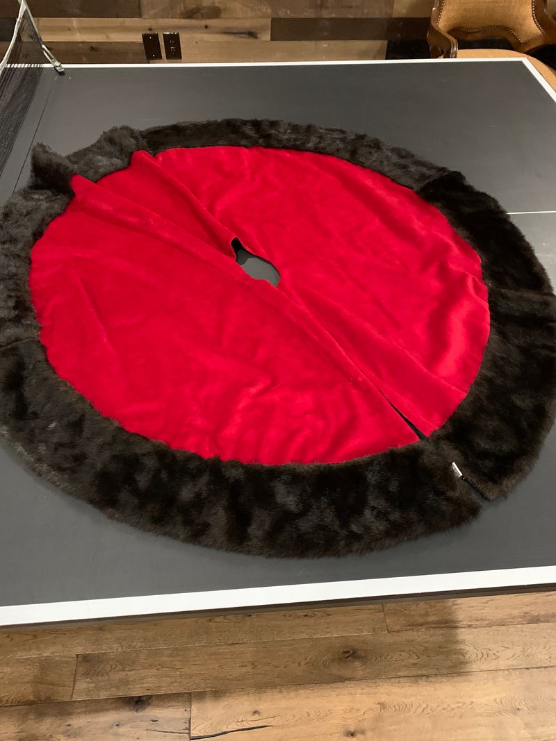 Christmas tree skirt Read interior with black fur