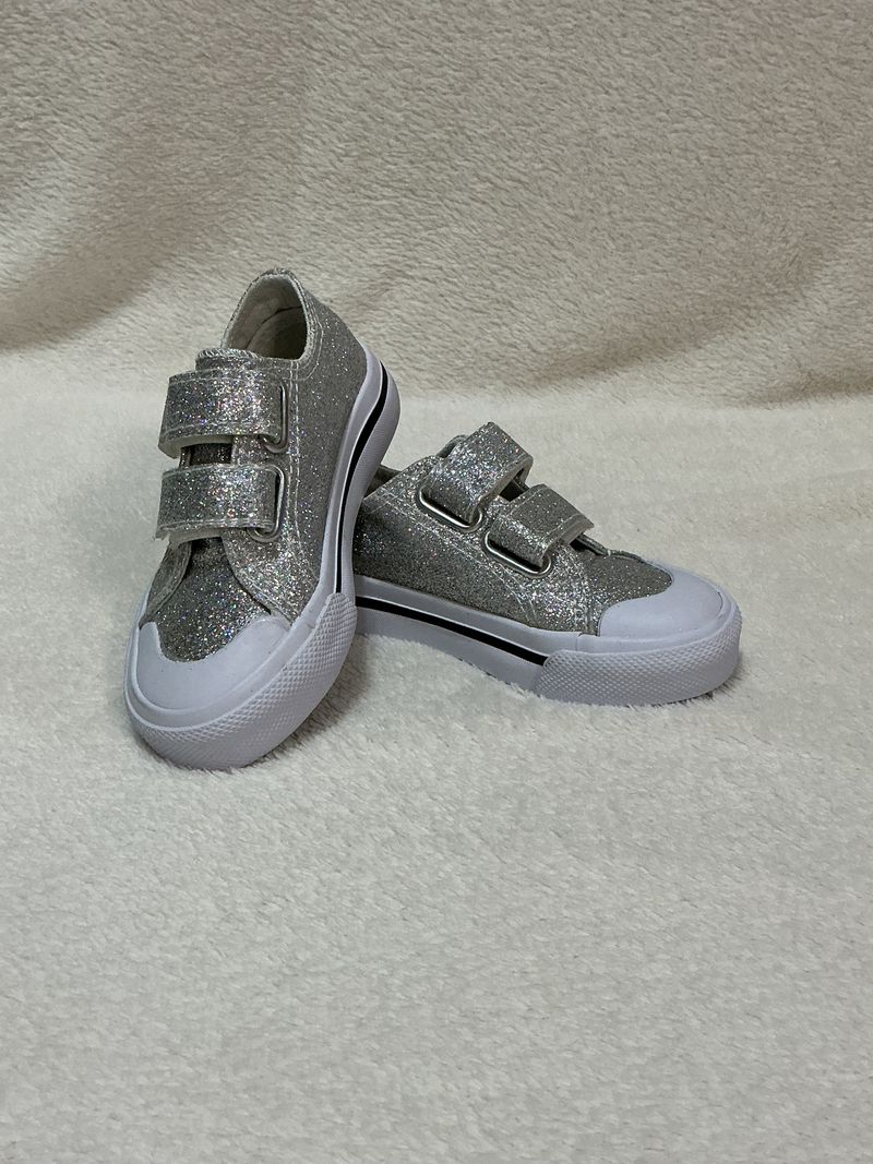 Roebuck, girls size 6, NWOT Silver glitter sneakers with Velcro closure 6 (Toddler)
