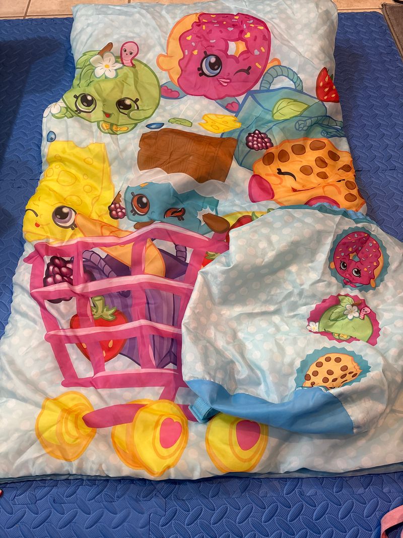 Shopkins Shopkins sleeping bag with carrying bag and strap