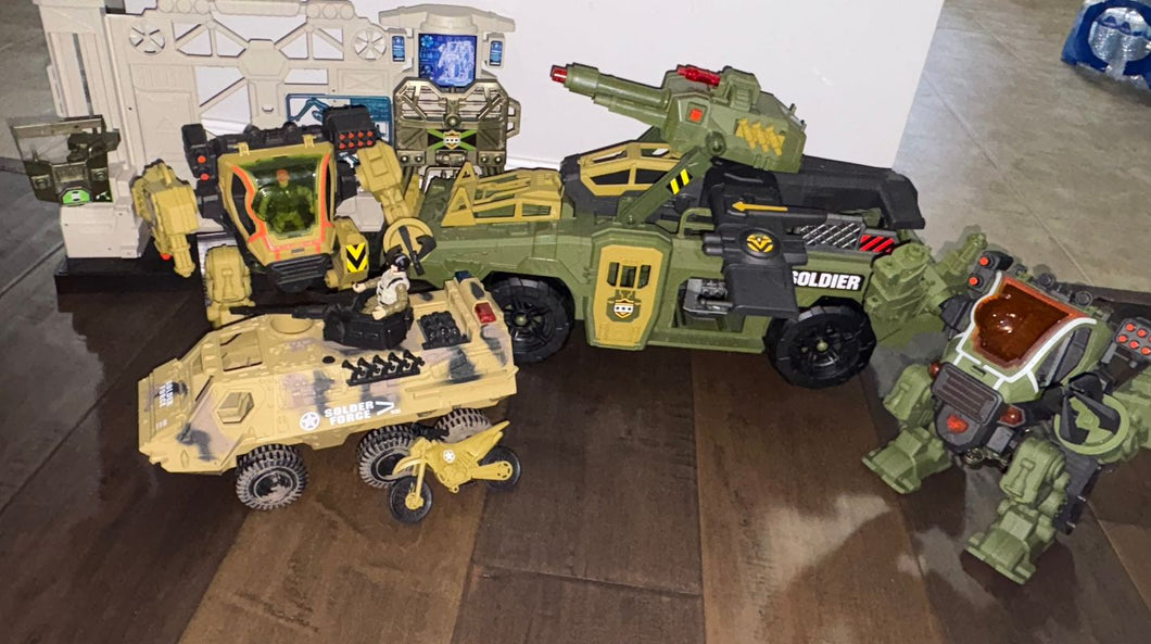 Mark Soldier Force Playset Motorized tank, helicopter, 2 military robot, figurines & more Figures and Animals
