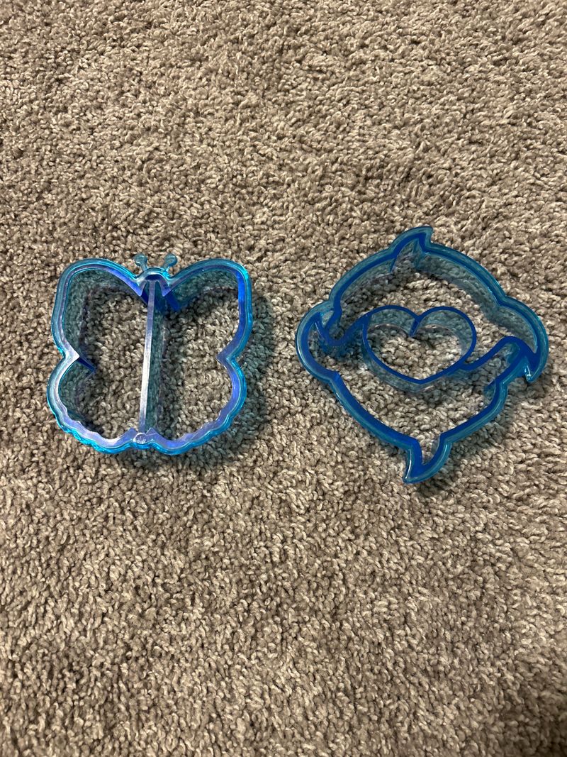 Unknown Sandwich cutters cut sandwich into butterfly dolphin and heart s