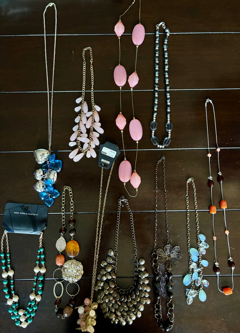 Assortment of 11 womens necklaces