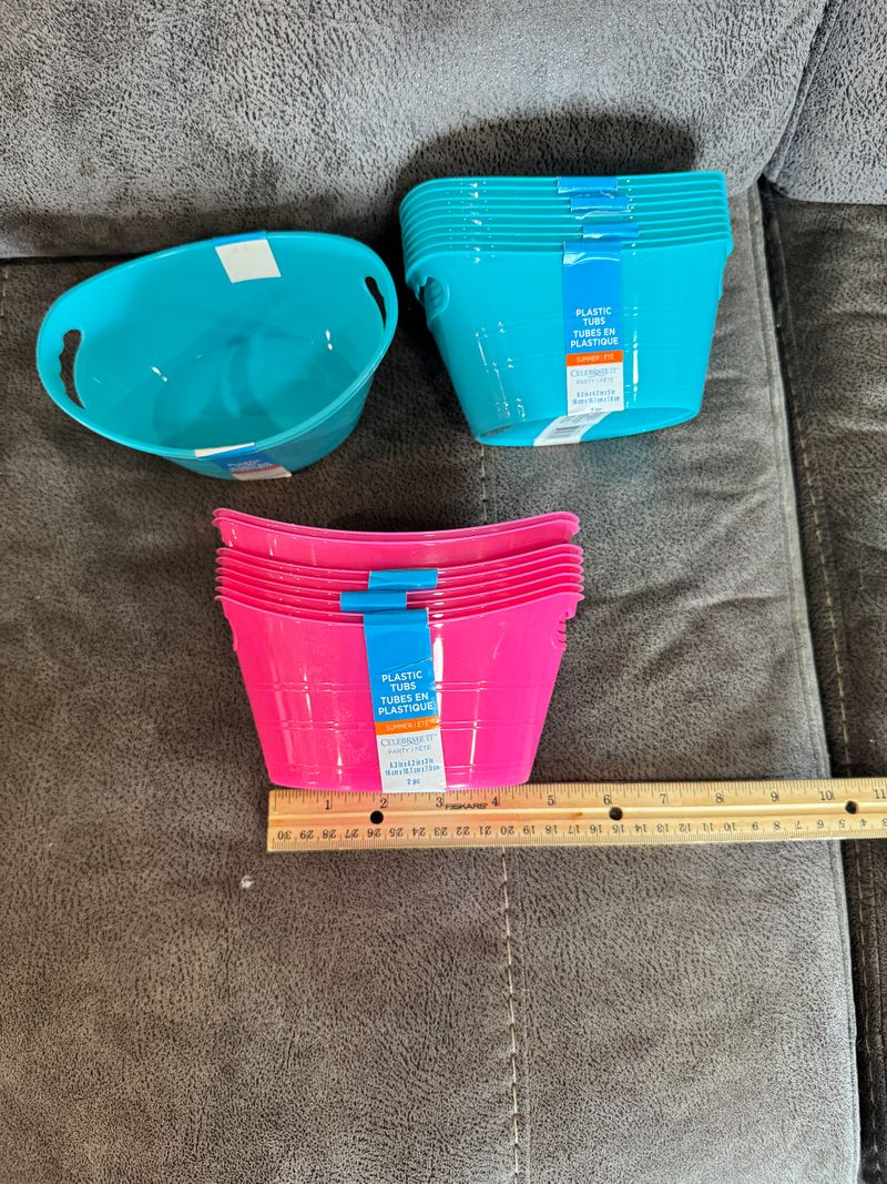 Small plastic tubs 11 blue, 8 pink