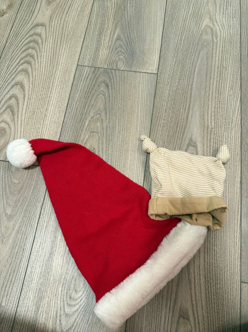 2 baby hats 0-6 months