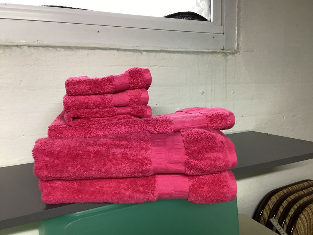 Home by Target Pink 2 bath towels, 1 hand towel, 3 washcloths