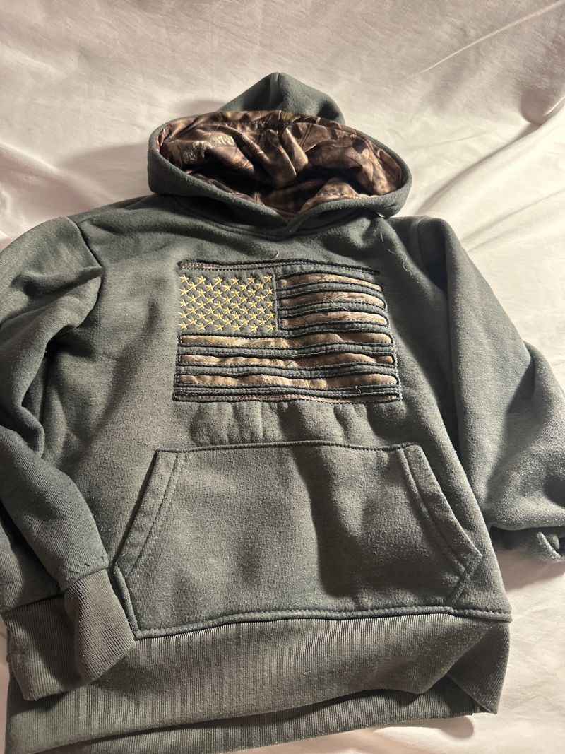 Mossy oak Fits more like a 5/6 7