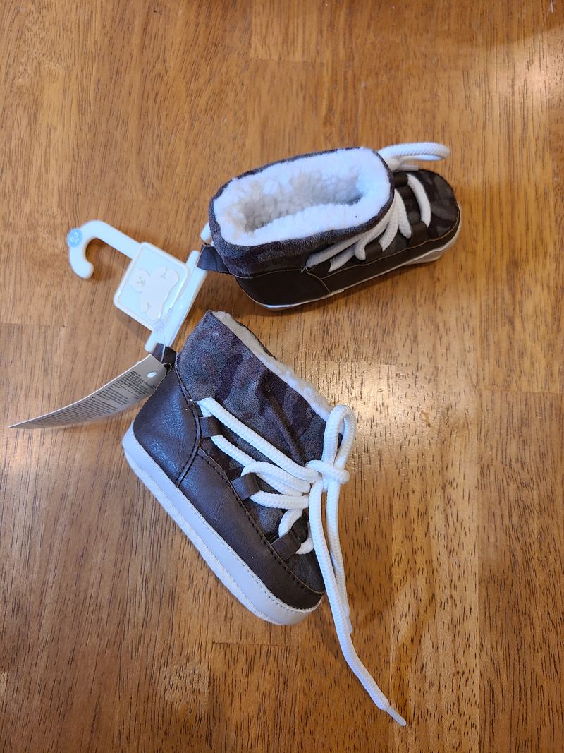 0-3 month Gap NWT WTR sherpa lined booties camoflouge 0 (Infant Shoe)