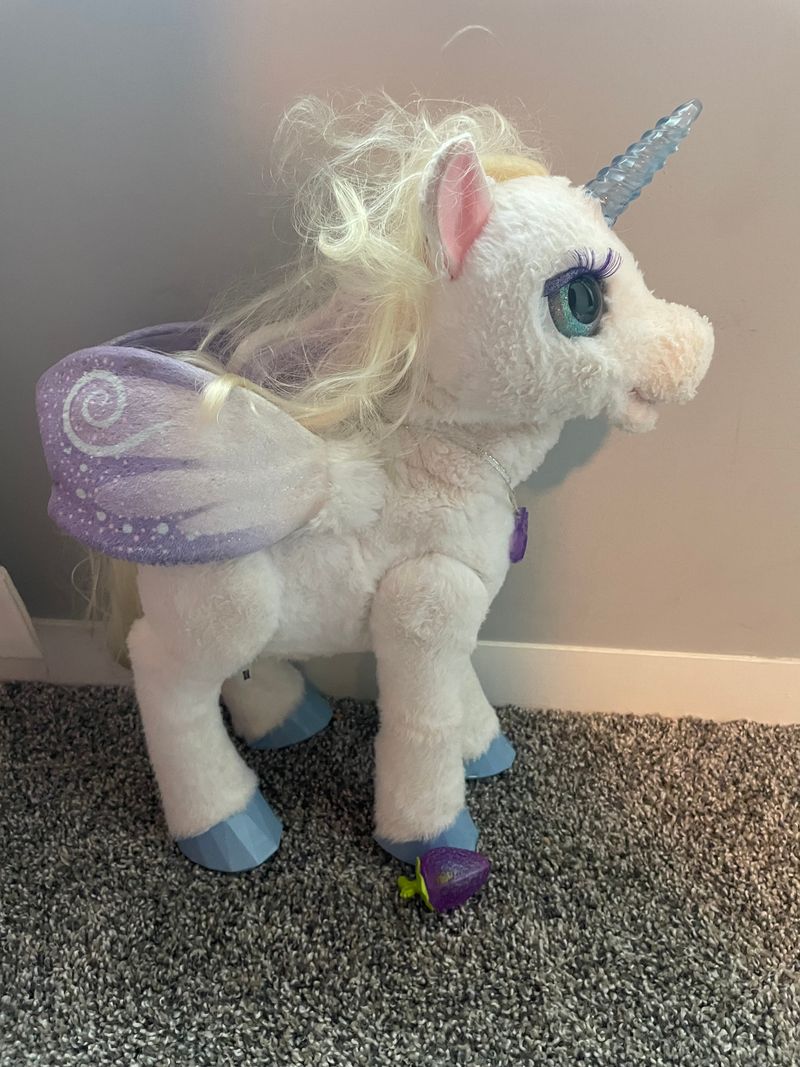 Unknown Feed the unicorn . Makes noise Figures and Animals