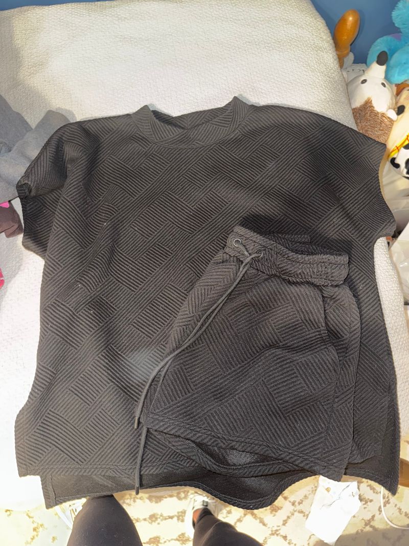 Boutique Black set. No discoloration it was just the flash. Women's - S