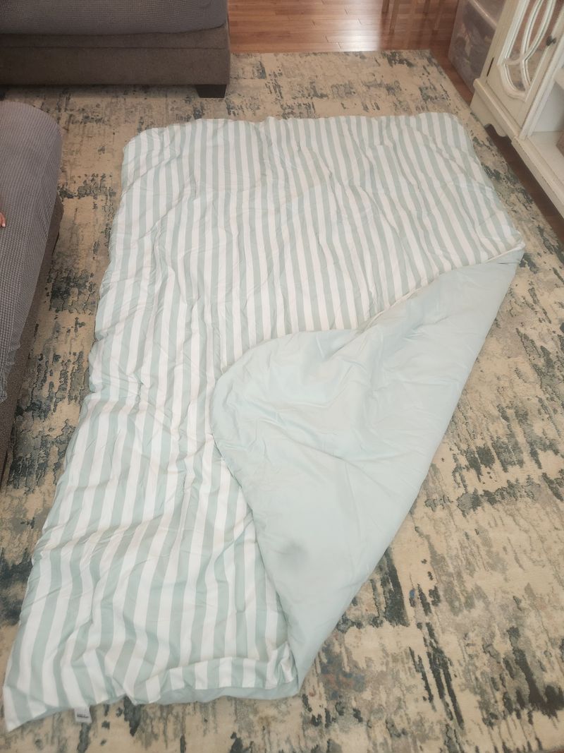 Blank/Comforter Room essentials Reversible blanket light green & white. no stains. barely used Twin