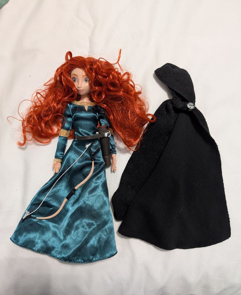 Mattel Merida w/ bow & black cloak Merida with bow and black cloak in green dress Dolls and Accessories