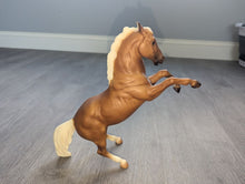 Load image into Gallery viewer, Breyer Horse, Model #949 and Mold #31 Mint Condition, Vintage 1996 Clue 2, American quarter horse Figures and Animals
