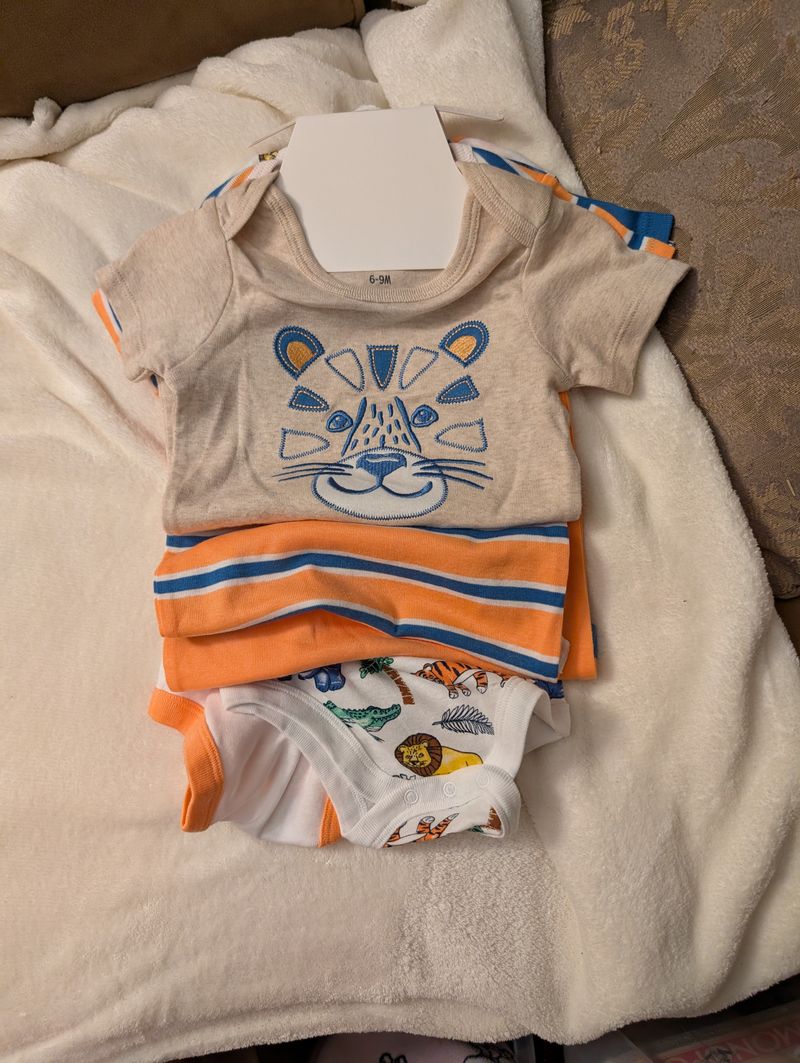 Members Mark  pack of 5 NEW could be neutral 5: different bodysuits  6-9 months 9 Months