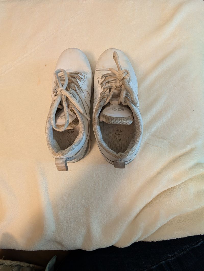 Accent White cheer shoes 5 (Big Kid)