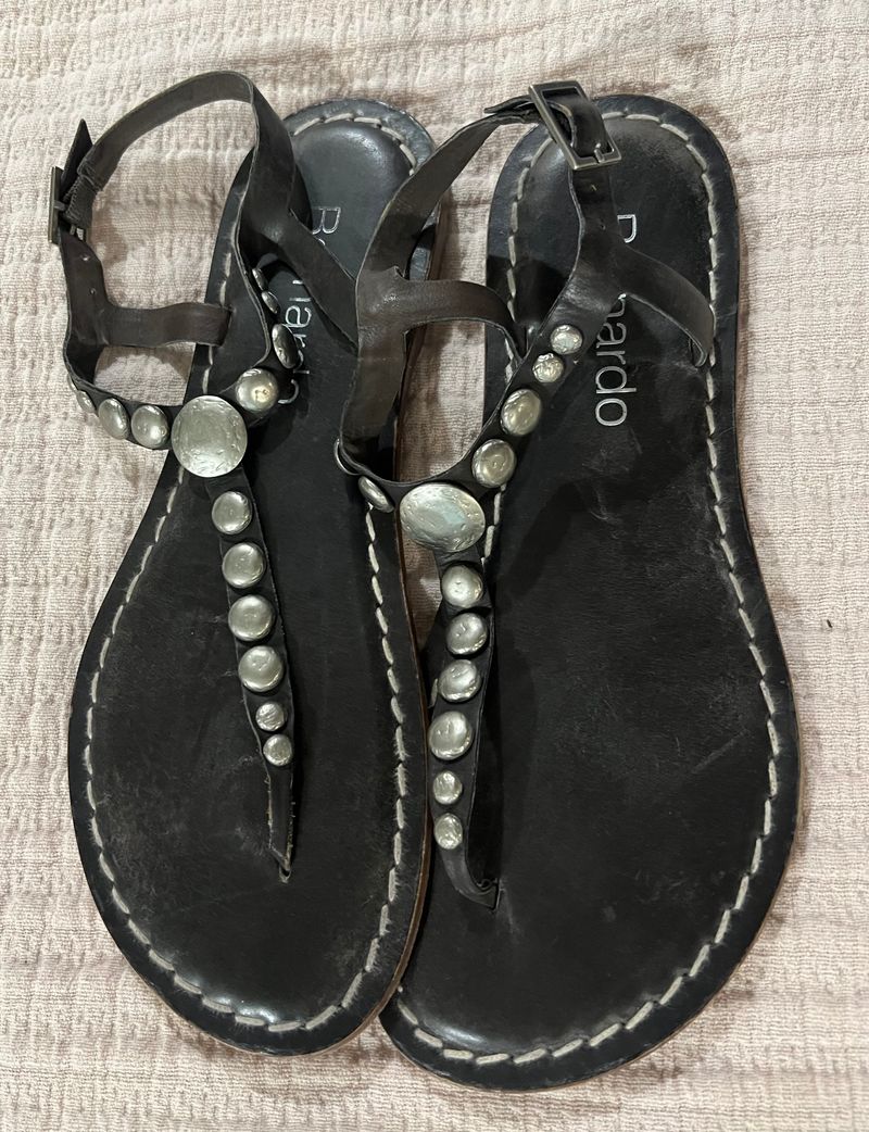 Bernardo dark brown leather sandals, size 8.5 Silver conch details 8-1/2 (Adult)