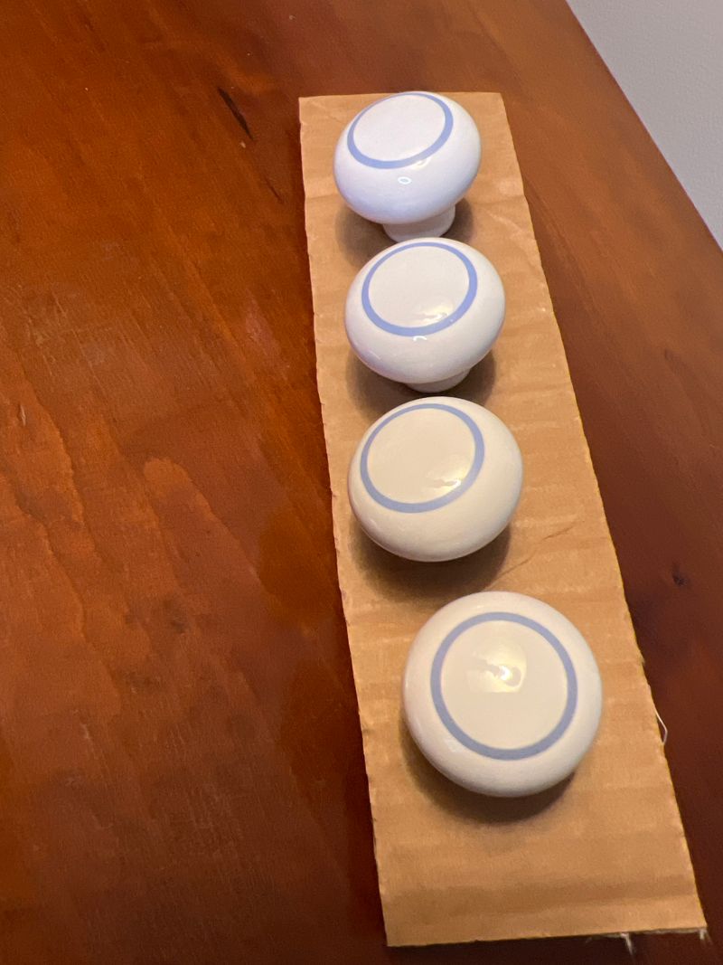 4 knobs White with periwinkle Circle