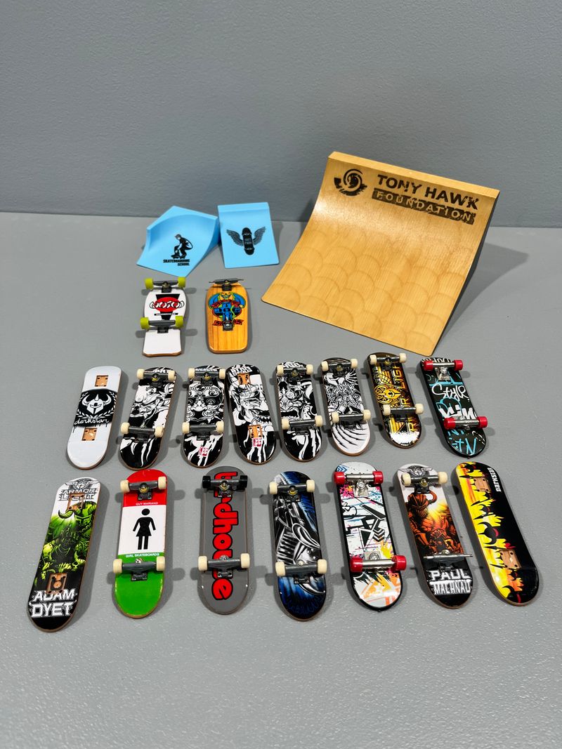 Tech Deck mini skateboards fingerboards Qty 17 plus accessories Building