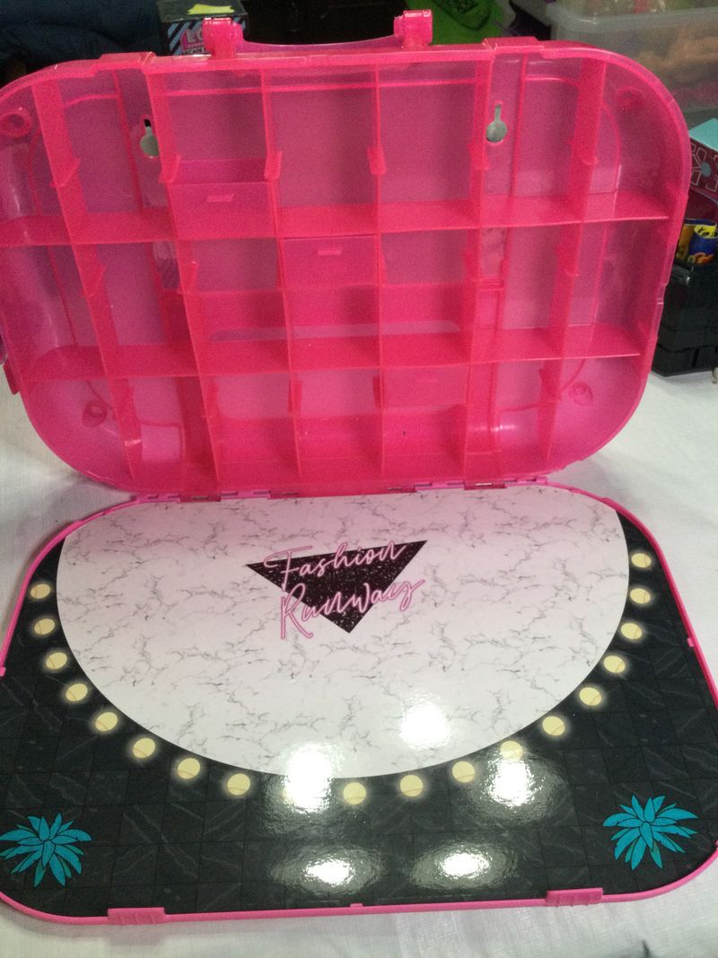 LOL Surprise Fashion Show on the go 4 in 1 playset Dolls and Accessories