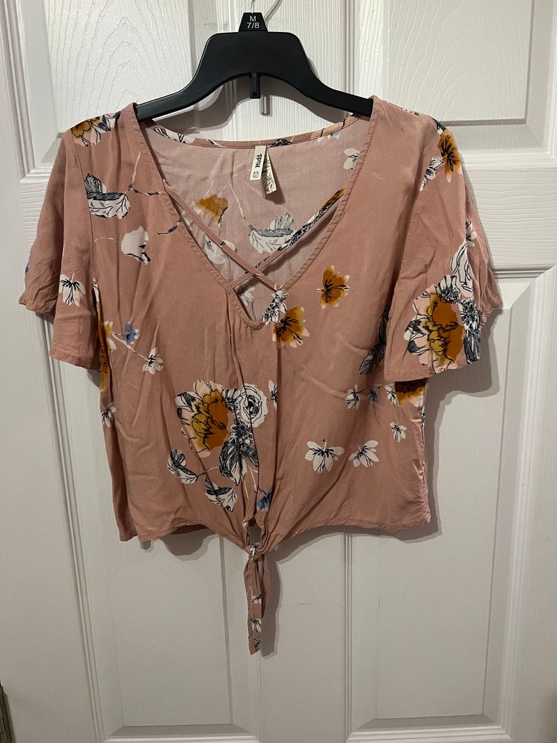 MUDD, size XS, rose pink blouse, v neck with Criss cross detail, flutter sleeves, tie front, SMR Women's - XS