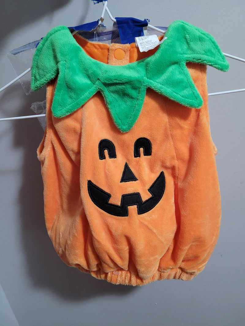 0-6months pumpkin w/green striped shirt/pants Pumpkin hat and booties included Newborn