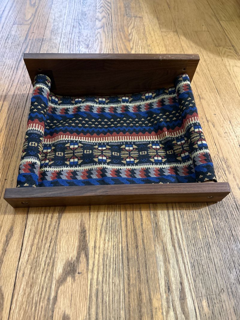 Cat hammock - To hang on a wall Need screws to hang on the wall no screws included