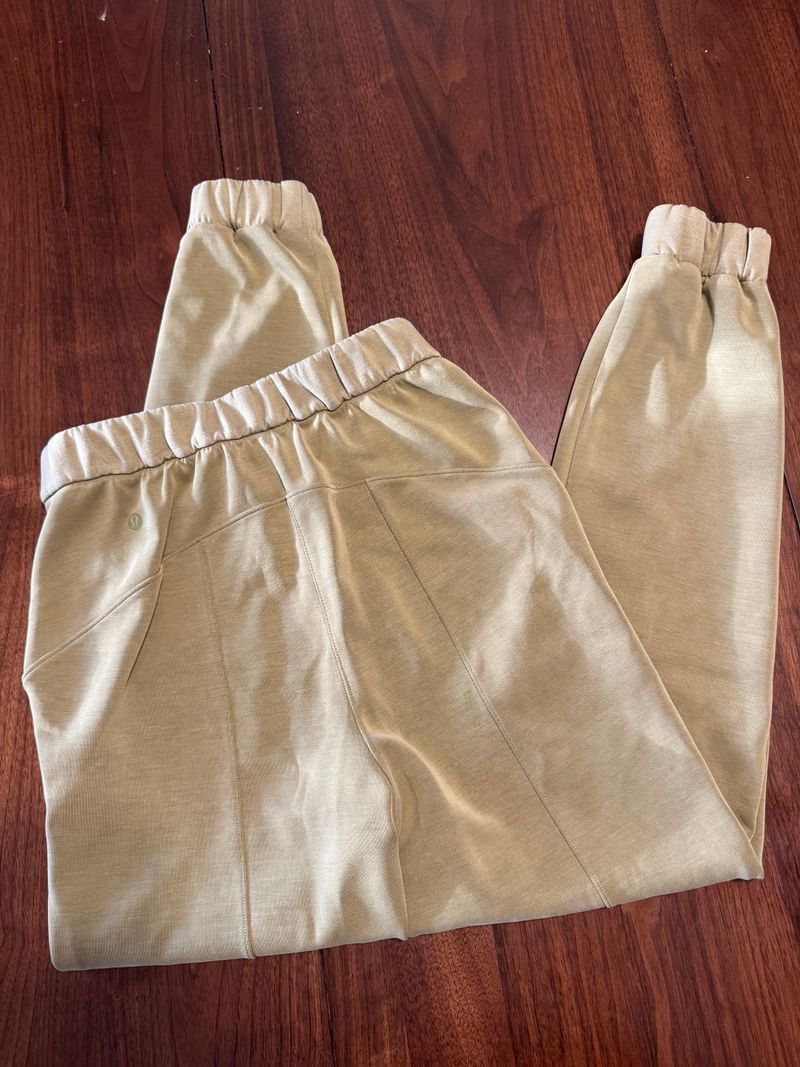 Lululemon Size 4 Green Softstreme Joggers Women's - S