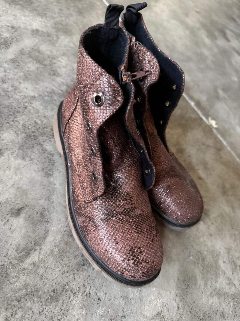 Boots need laces  4 (Big Kid)