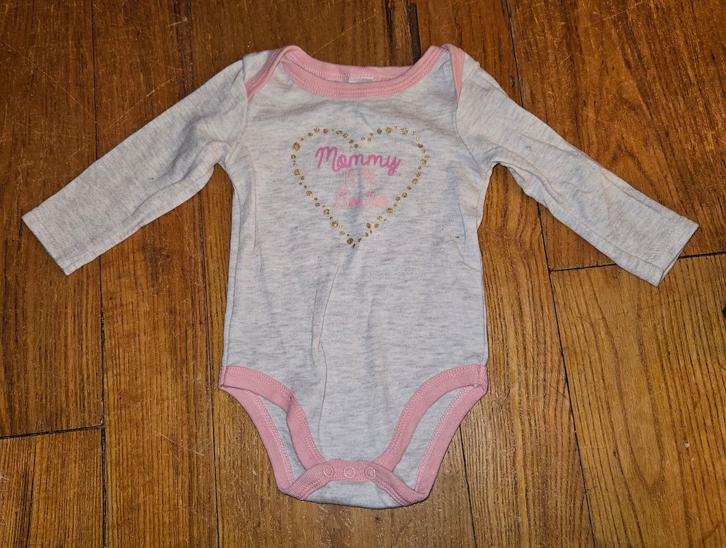 Baby kiss Mommy is my bestie onesie size 6-9m 6 Months