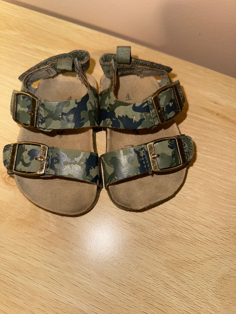 Carters camo birk style sandals 4 (Toddler)