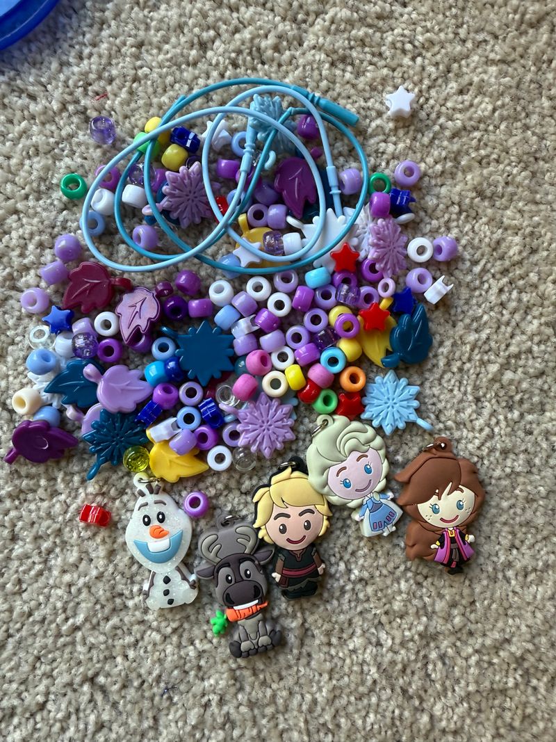 Frozen necklace beads 5 characters, 2 rubber easy thread strings