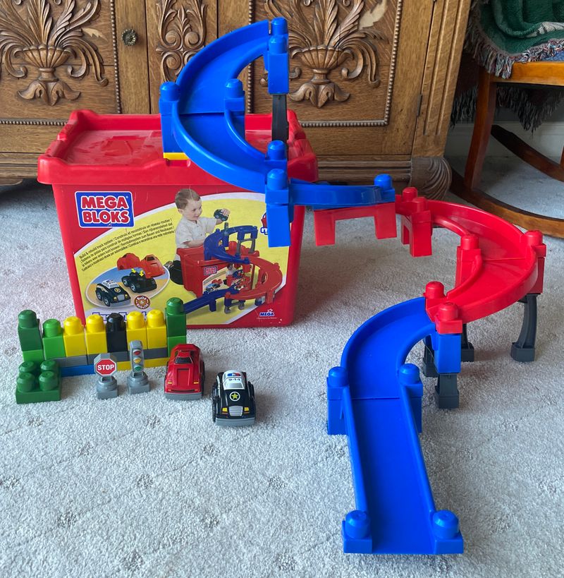 MegaBloks Fast Tracks Play Set w/Tracks and Car RARE! Toy Vehicles