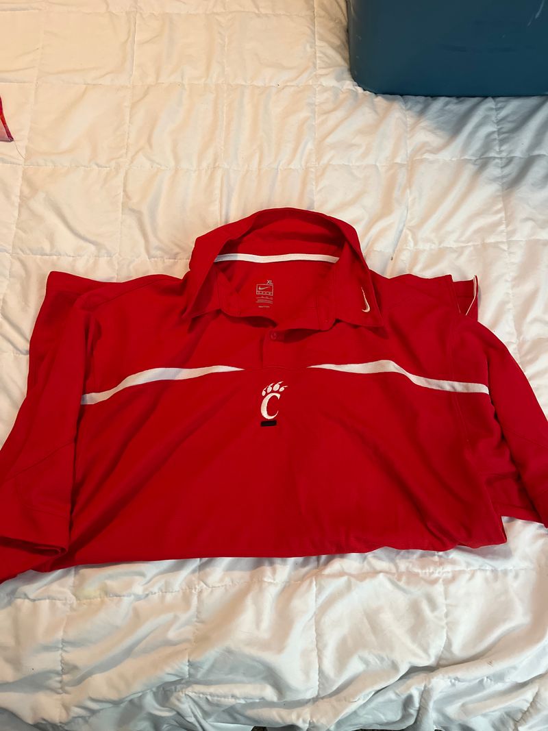 Nike EUC Red Cincinnati Bearcats Polo shirt Men's - XL