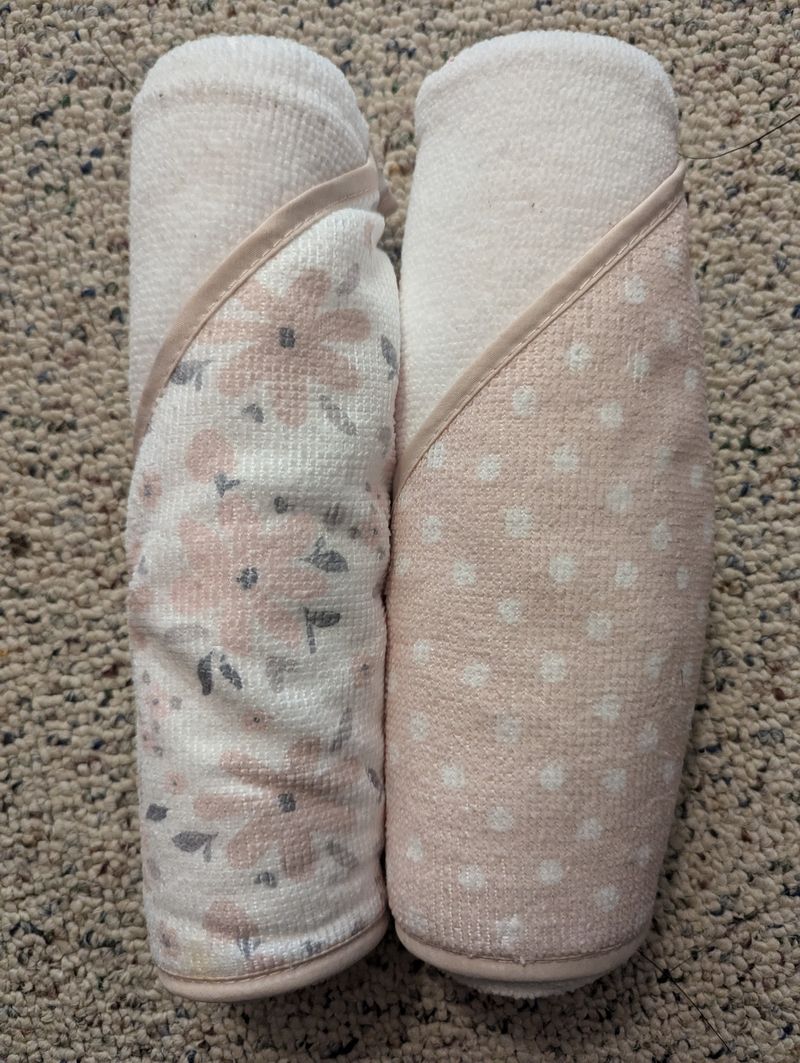 NWOT Sandy & Simon set of 2 hooded bath towels 28