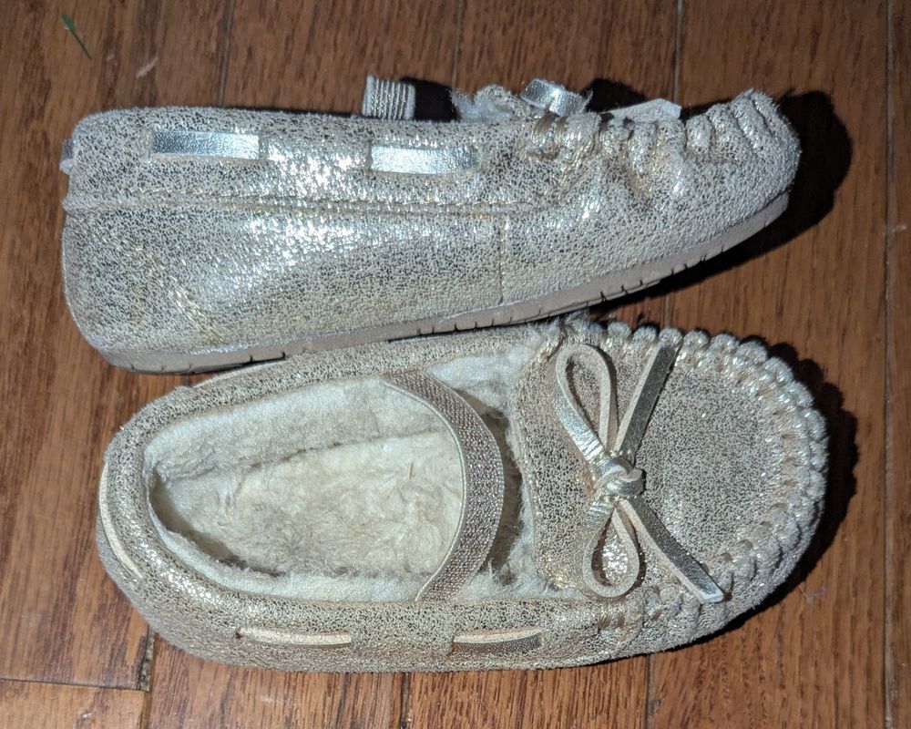 Glitter tan moccasins w bow accents and strap Rubber sole. Faux fur lined 6 (Toddler)