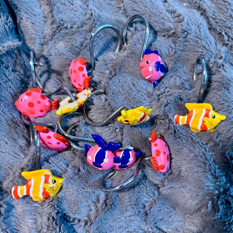 Wild fish shower hooks
