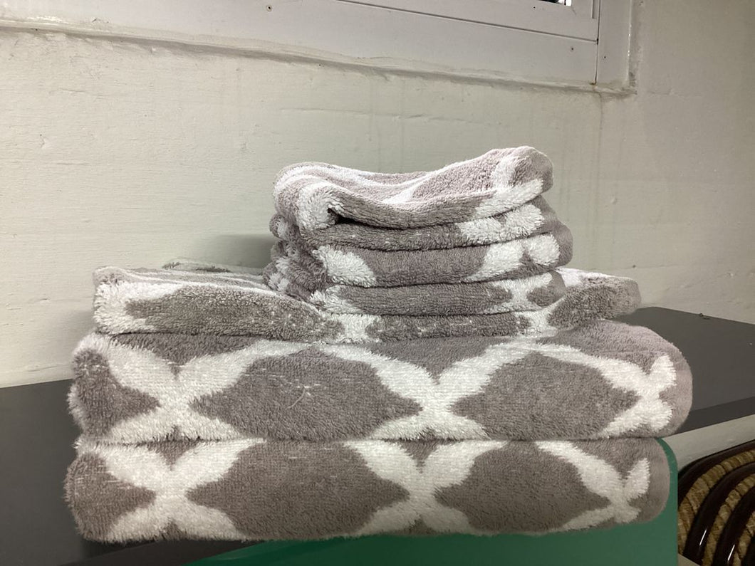Threshold Gray and white 2 bath towels, 1 hand towel, 3 washcloths