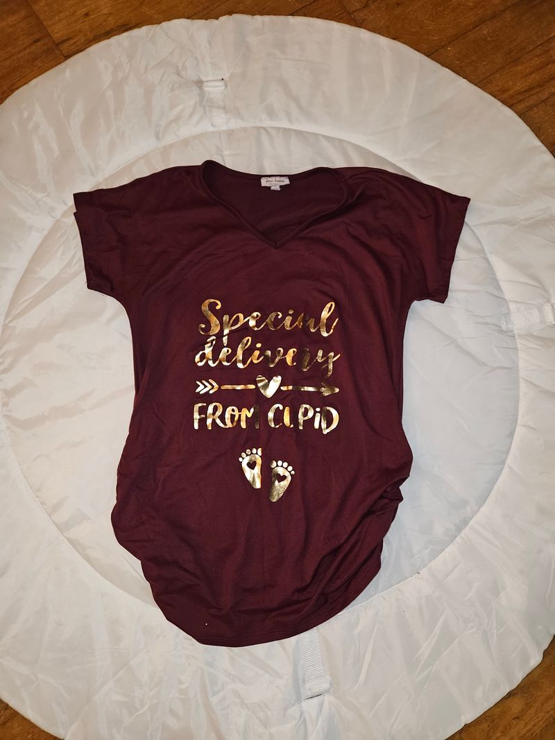 Tree kisses Special delivery shirt size small Women's Small 4-6