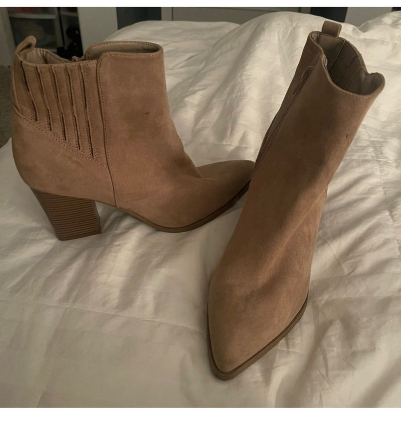 Boutique Tan suede ankle boots 8-1/2 (Adult)