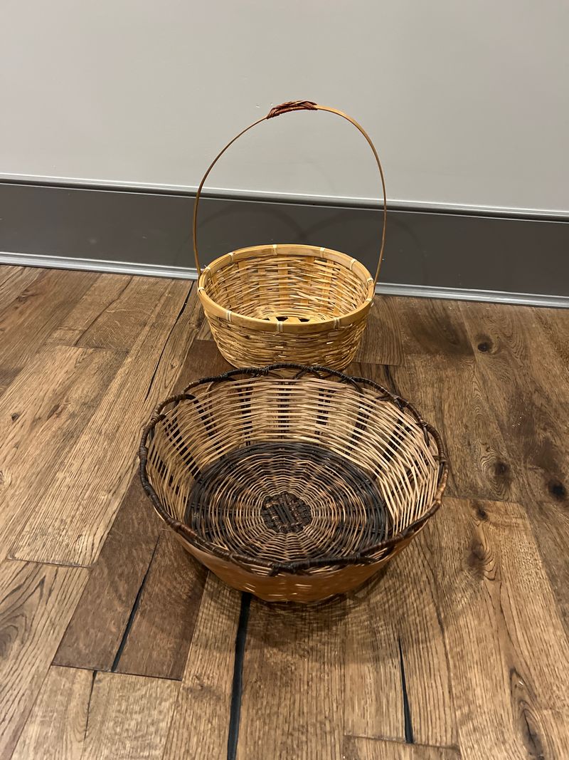 2 wicker baskets To round one with a handle