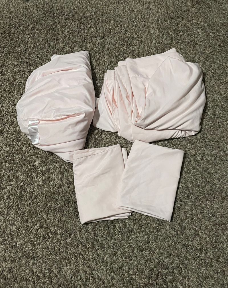 4 piece Full size sheet set - pink - fitted sheet, Flat sheet and 2 pillow cases Full