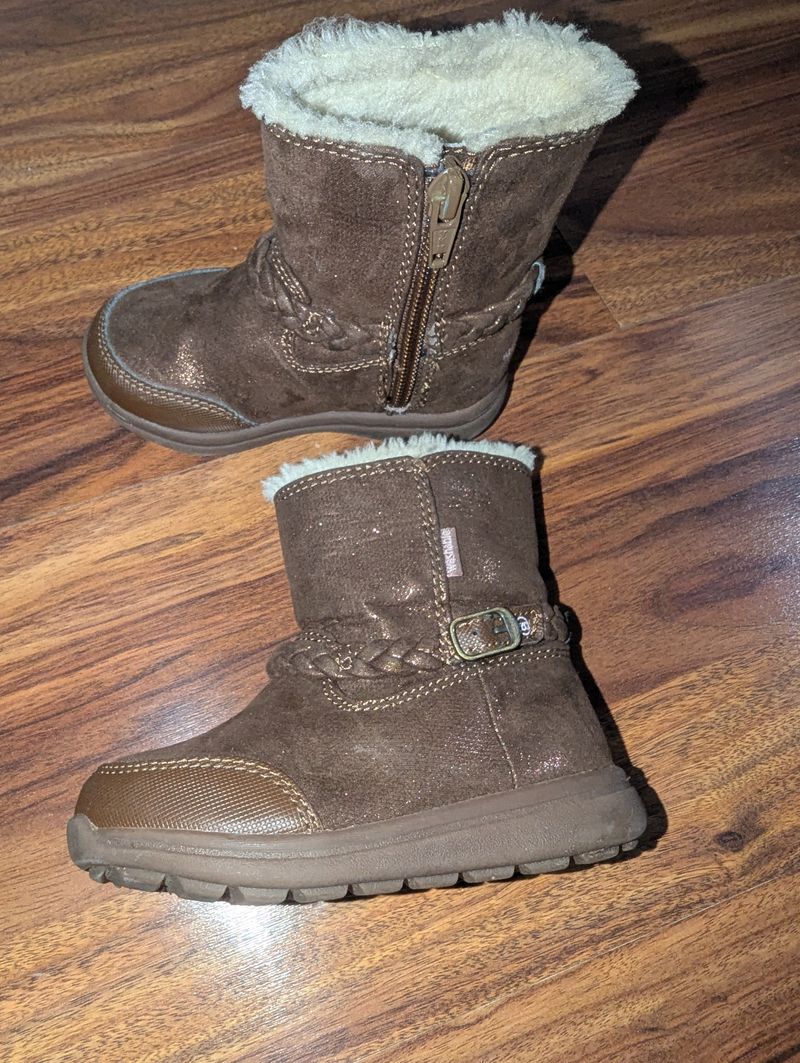 Stride Rite brown shimmer zip side washable boots Faux fur lined rubber soles. Great for fall, winter. Family pics 6-1/2 (Toddler)
