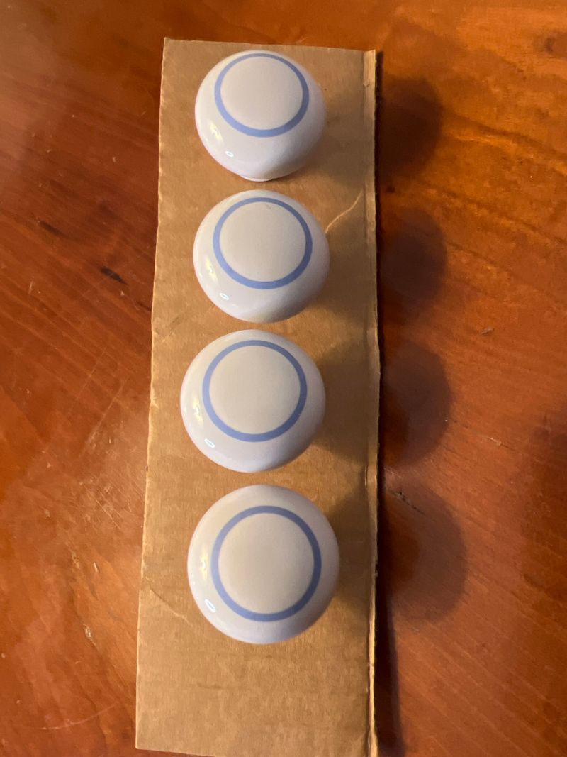 4 knobs White with periwinkle circle