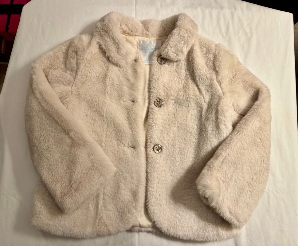Dillards Edgehill Collection Faux Fur Jacket LIKE NEW! Girls size 4/5 ivory faux fur jacket, lined, buttons 4T