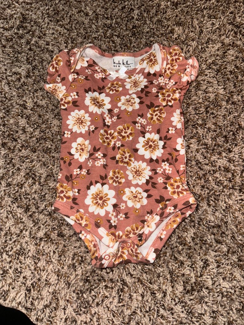 Nicole Miller 3 to 6 month onesie worn once no stains 3 Months